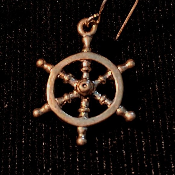 See-Through Locket and a Pair of Nautical and Geometric Drop Leaf Earrings - Picture 10 of 14